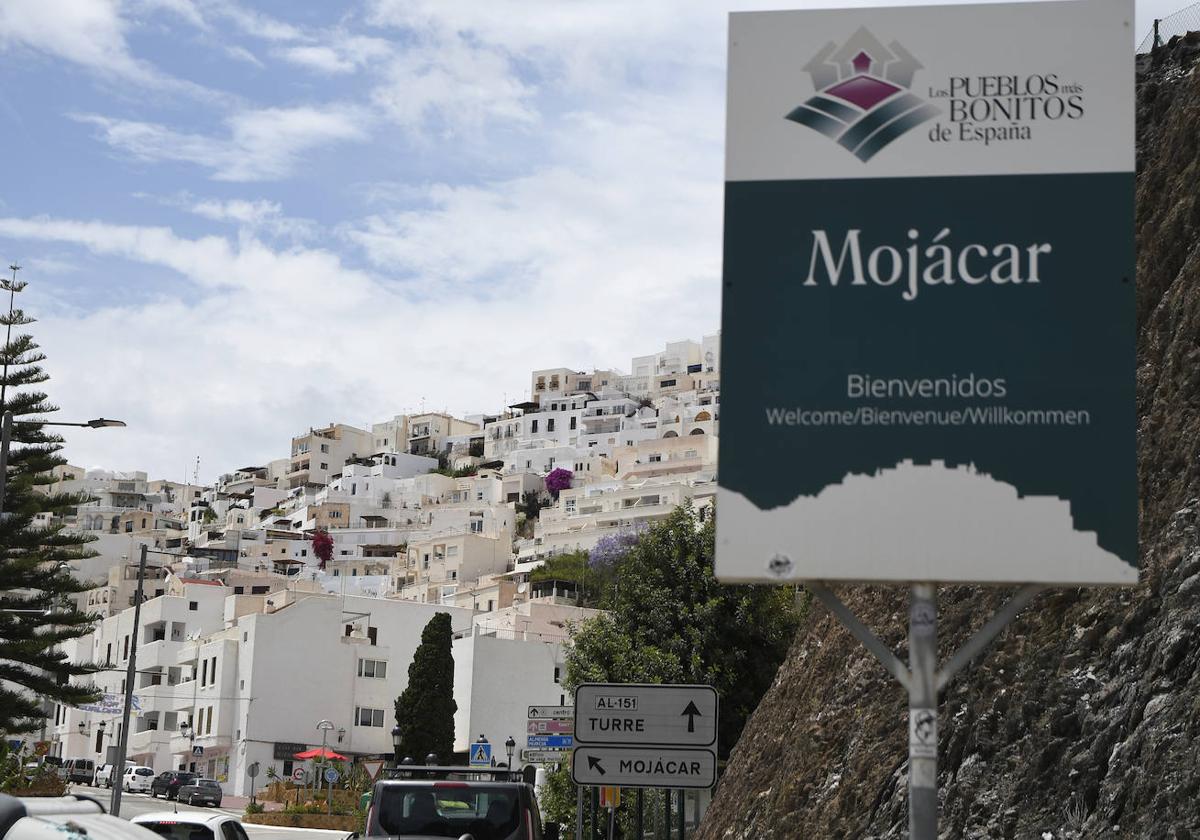 Detalle de una cartel de Mojácar playa.