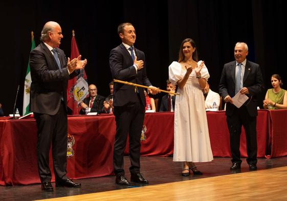 Alfonso García con la vara de mando.