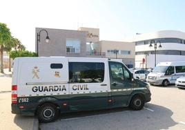 Un furgón de la Guardia Civil frente al edificio de la Policía Local de Vera.