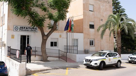 Agreden e insultan a dos policías tras amedrentar a los viandantes y conducir ebrios por Las Negras