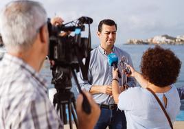 Níjar vela por bañistas y embarcaciones con una patrulla marítima