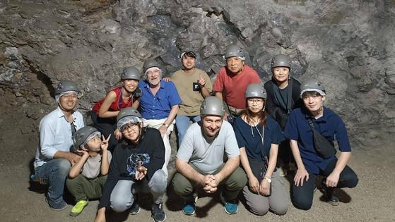 Japoneses expertos en crecimiento de cristales visitan la Geoda de Pulpí