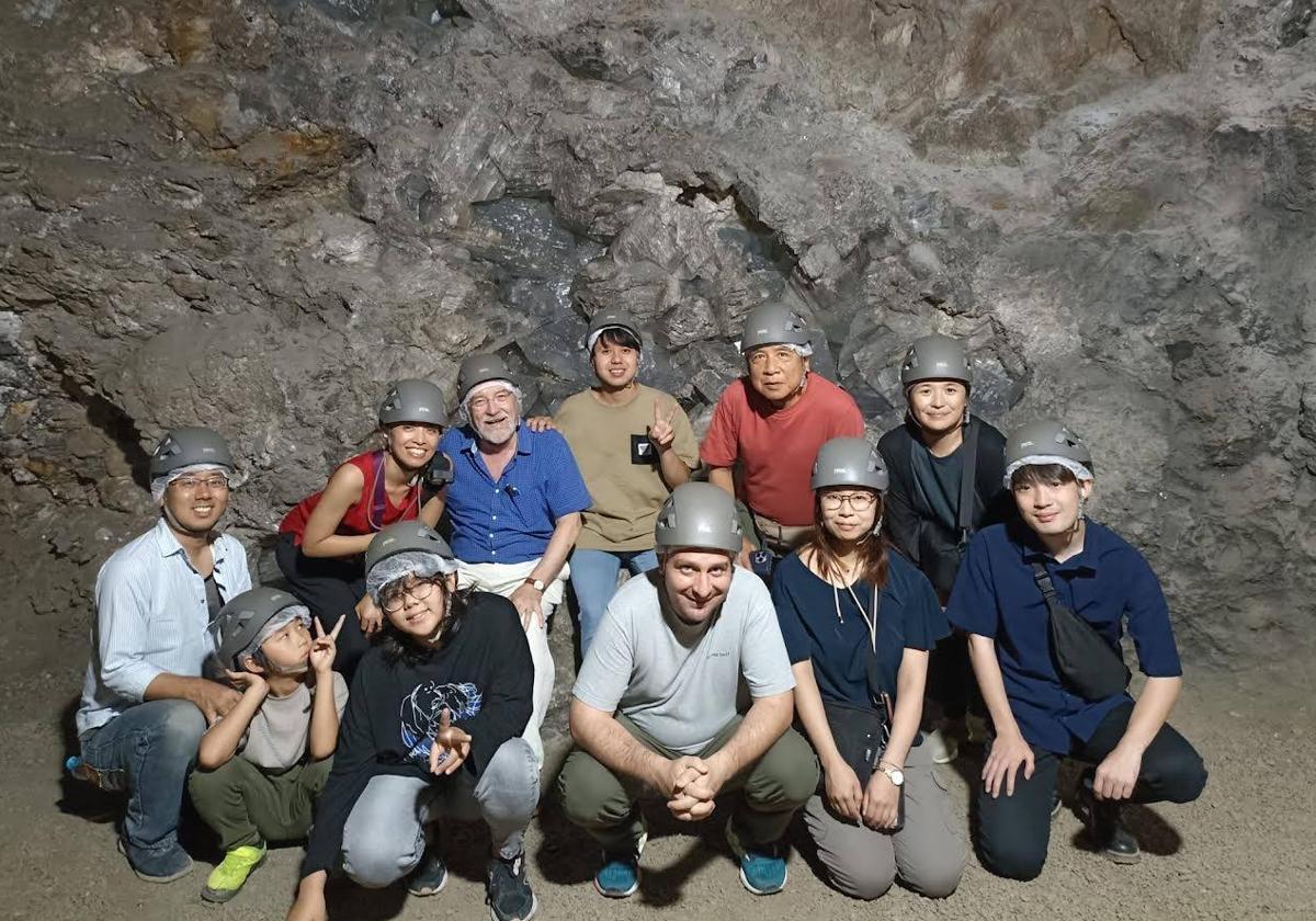 Japoneses expertos en crecimiento de cristales visitan la Geoda de Pulpí