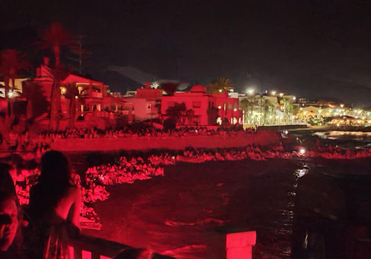 'La Soledad Sonora' vuelve a cautivar al público con el concierto de Guillermo Fernández en mitad del mar