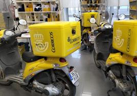 Motocicletas de reparto de Correos, en las instalaciones de la oficina.