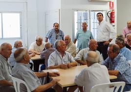 Garrido visita a los mayores de Campohermoso y a los participantes de la actividad 'Aqua Gym' en Níjar