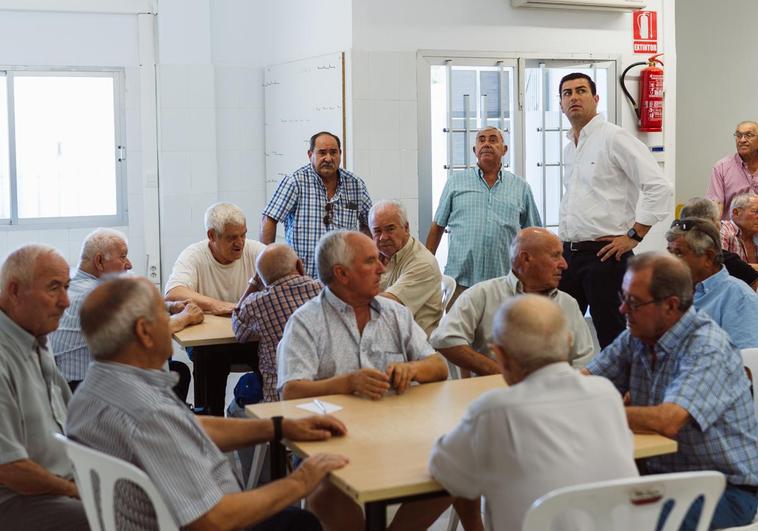 Garrido visita a los mayores de Campohermoso y a los participantes de la actividad &#039;Aqua Gym&#039; en Níjar