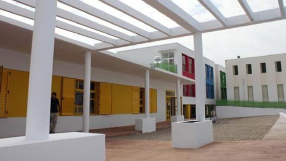 Concejales de Garrucha limpian como voluntarios el colegio de la localidad
