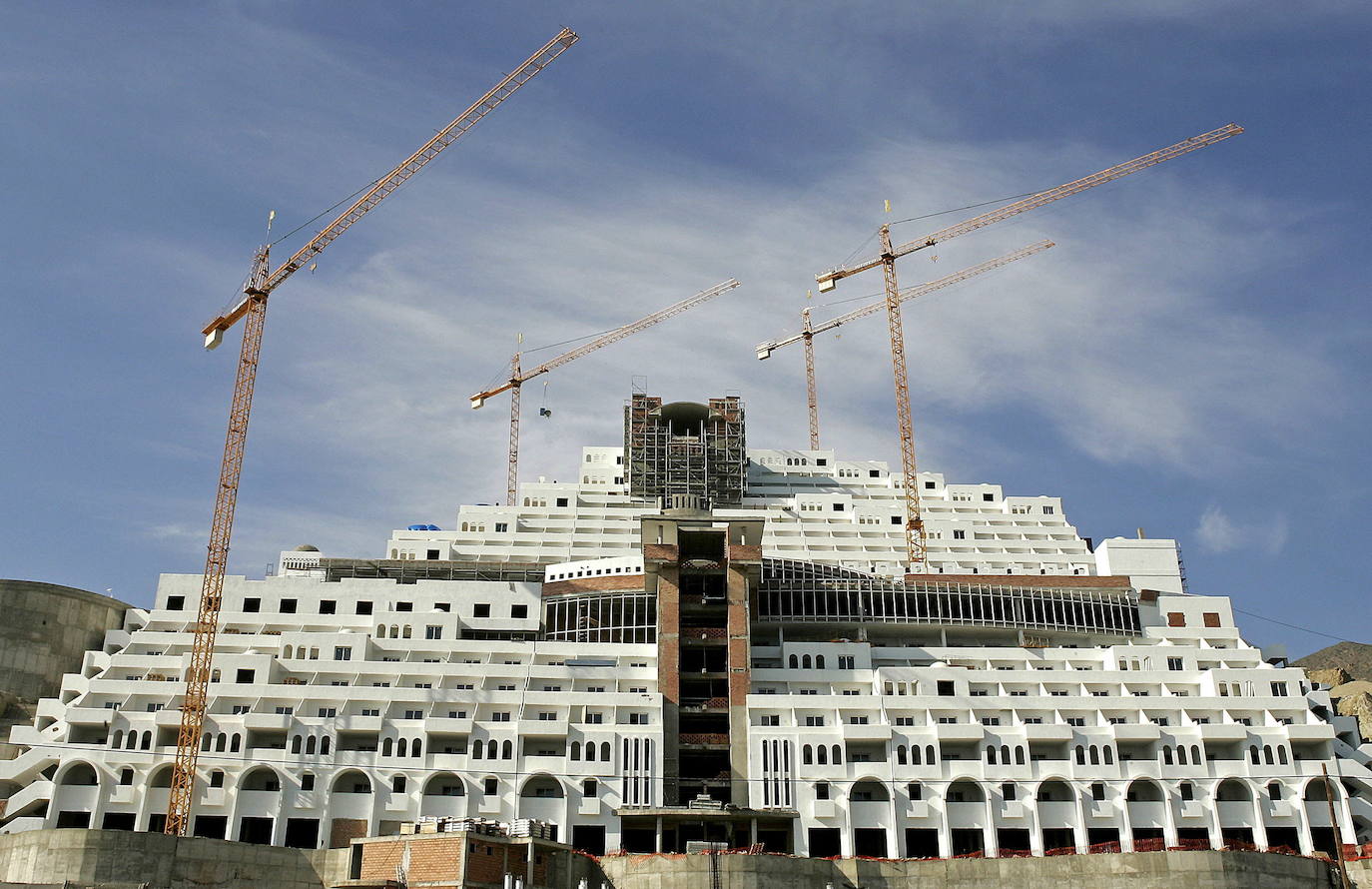 La Junta dice que el asfaltado de la carretera del Algarrobico en la lupa de la Fiscalía «sería autorizable»