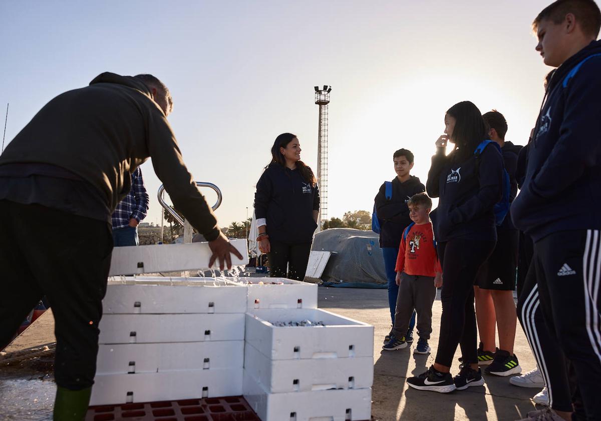 Imagen principal - La cultura de la pesca, sin secretos para los jóvenes de Carboneras