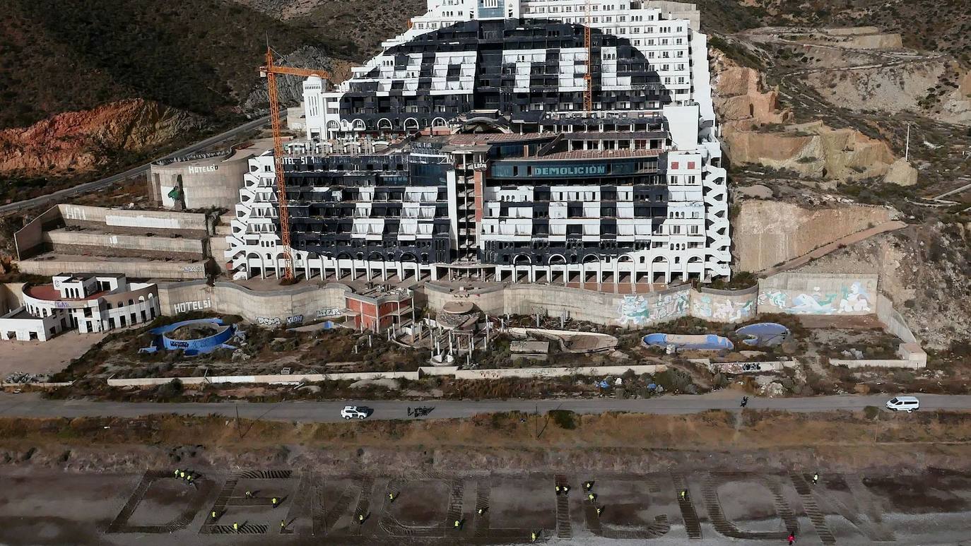 Pacheco afirma que trabajan «mano a mano» con el Ayuntamiento de Carboneras para derribar el Algarrobico