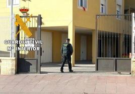 Un agente de Guardia Civil, en las instalaciones oficiales de Cuevas del Almanzora.
