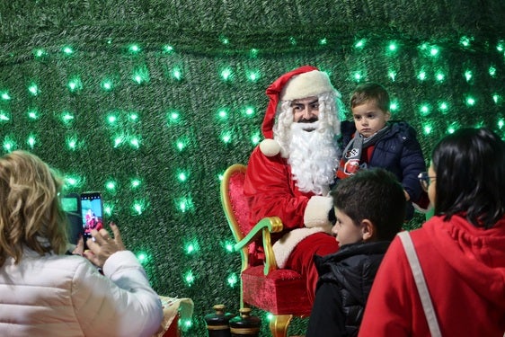 Vera inaugura su Mercadillo Navideño con una gran chocolatada, la presencia de Papá Noel y gran ambiente
