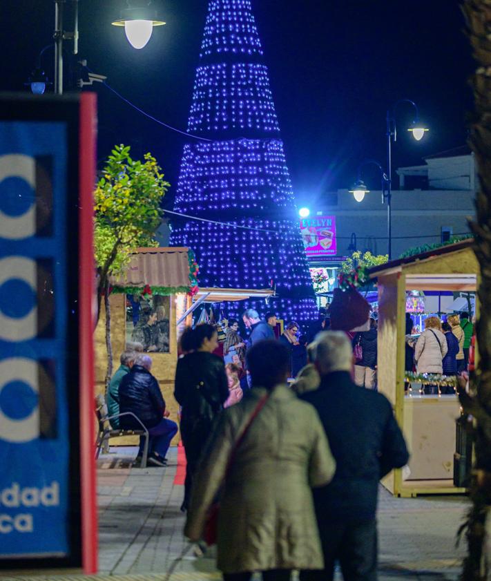 Imagen secundaria 2 - Vera inaugura su Mercadillo Navideño con una gran chocolatada, la presencia de Papá Noel y gran ambiente