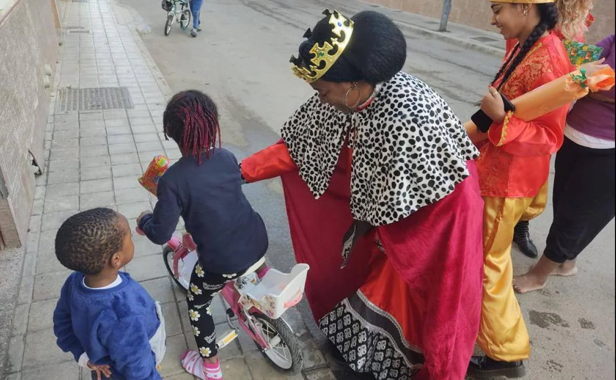 Las Reinas Magas de Cepaim reparten regalos a niños de siete nacionalidades en Níjar