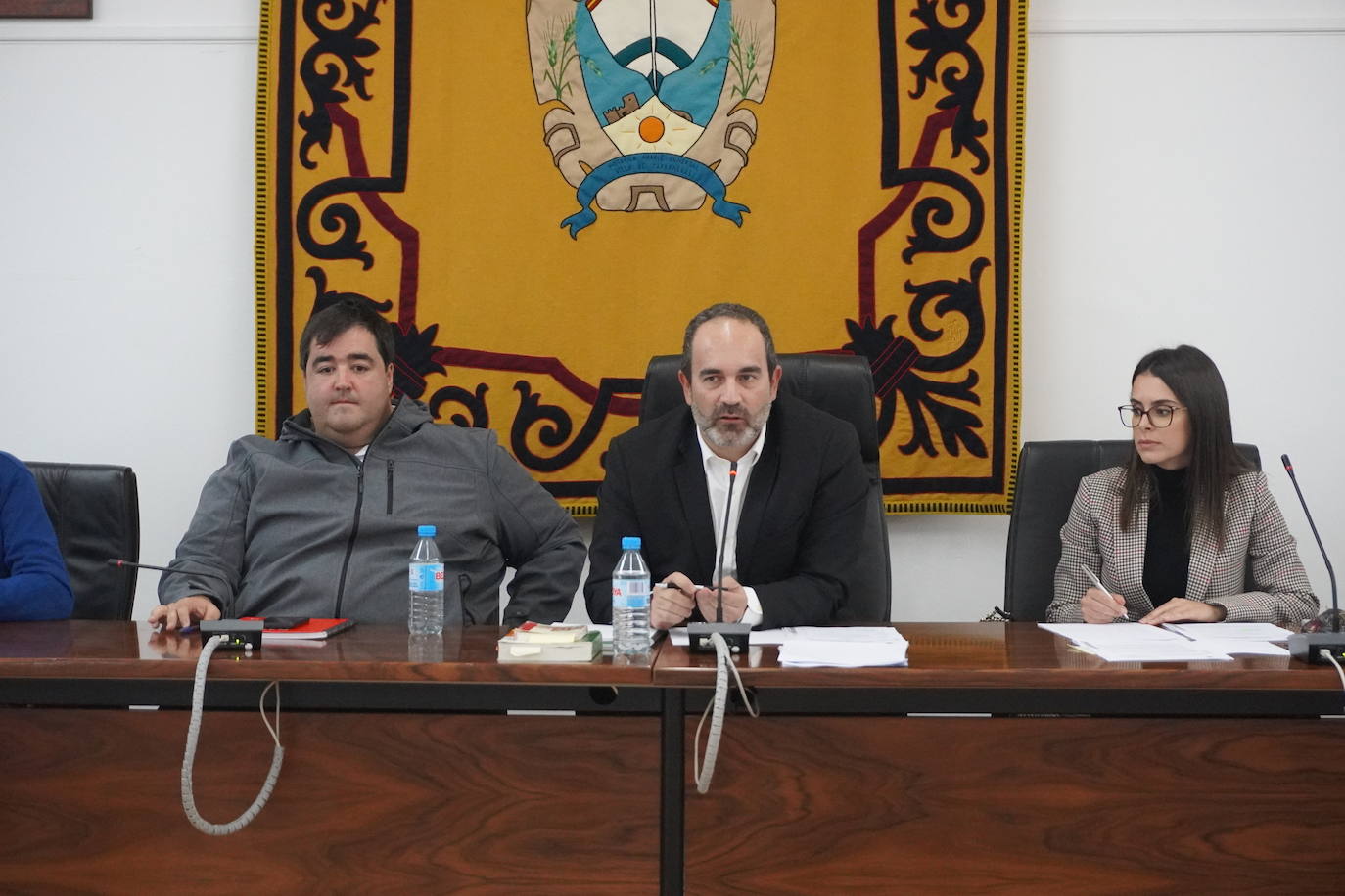 Soto, a la izquierda, junto al alcalde de Carboneras, José L. Amérigo, en un pleno municipal. 