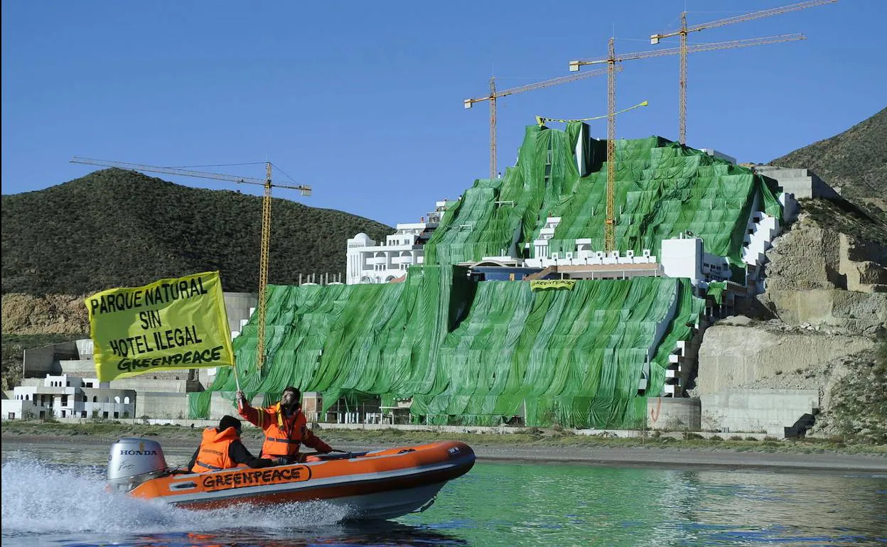 Ecologistas de Greenpeace cubren con una lona verde el hotel.