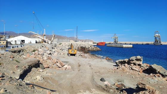 La APA actúa sobre el frente costero del acceso al Puerto de Carboneras erosionado por los temporales