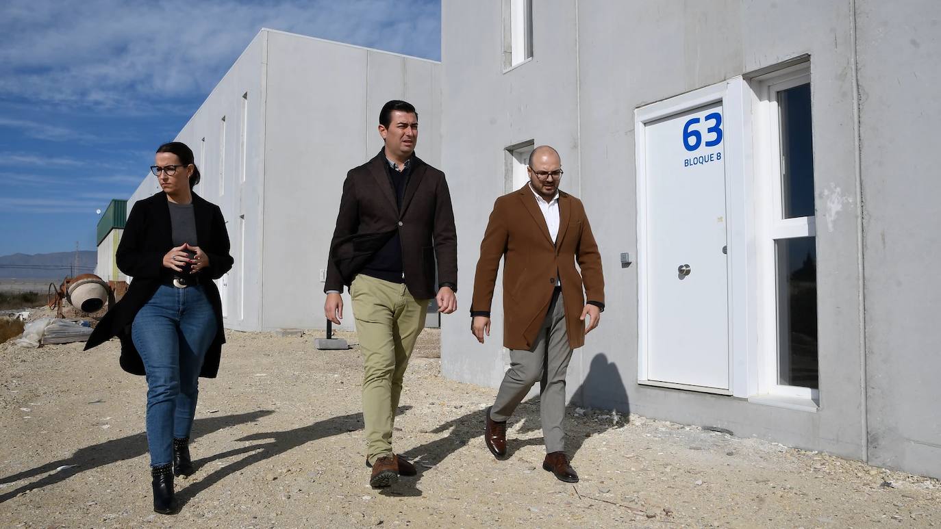 Visita del alcalde de Níjar a las viviendas en construcción en el municipio.