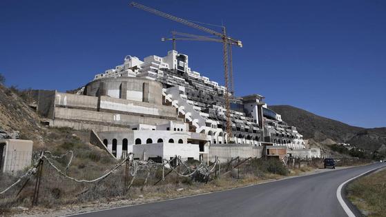 La Junta dice que el convenio para el Algarrobico «está en vigor»: «Nuestra intención es cumplirlo»