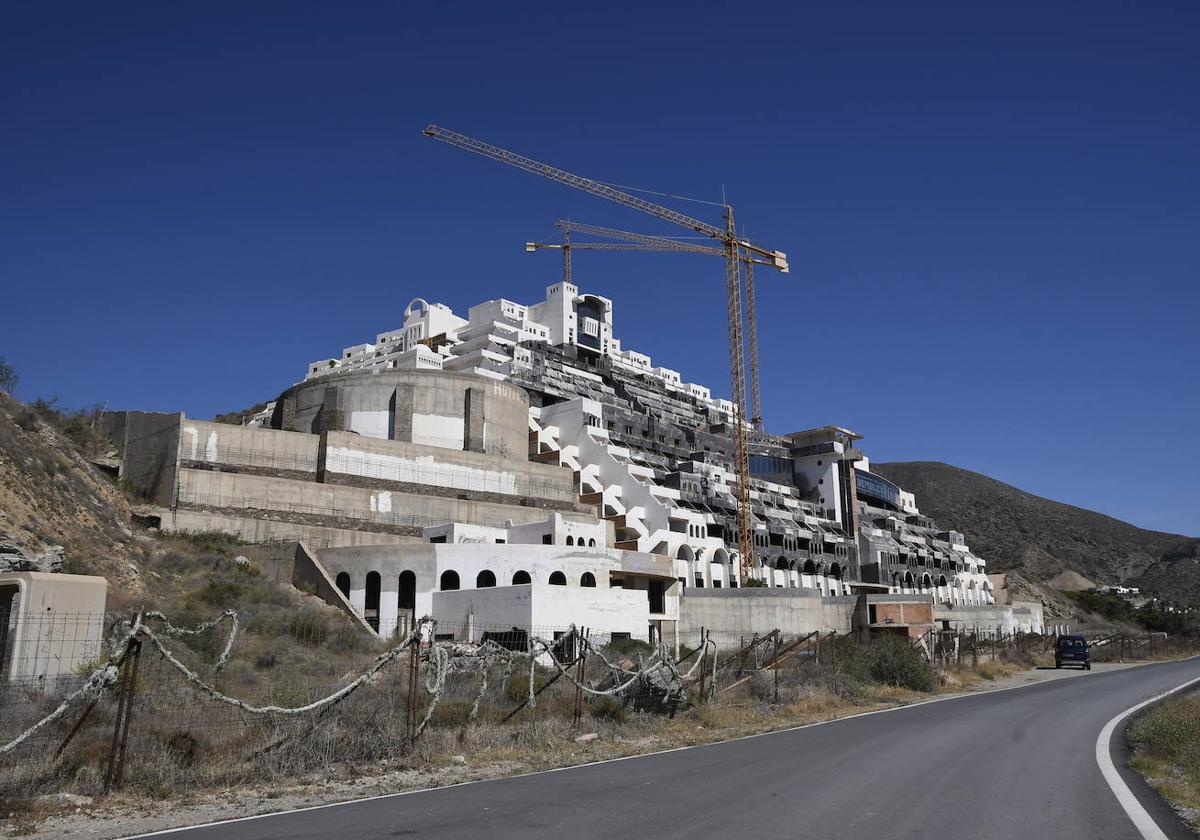 La Junta dice que el convenio para el Algarrobico «está en vigor»: «Nuestra intención es cumplirlo»