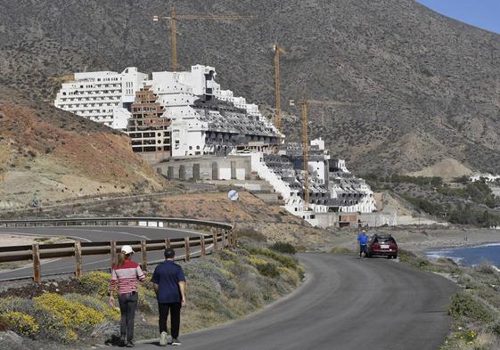 El TSJA pone fecha al cambio del acuerdo de Carboneras que dificulta anular la licencia de El Algarrobico