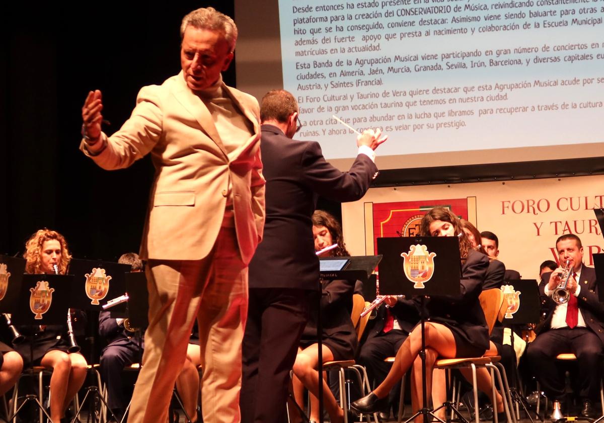 Imagen principal - Vera homenajea al diestro cartagenero José Ortega Cano en su Semana Taurina