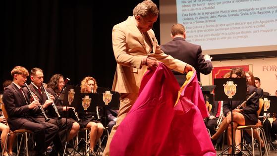 Vera homenajea al diestro cartagenero José Ortega Cano en su Semana Taurina