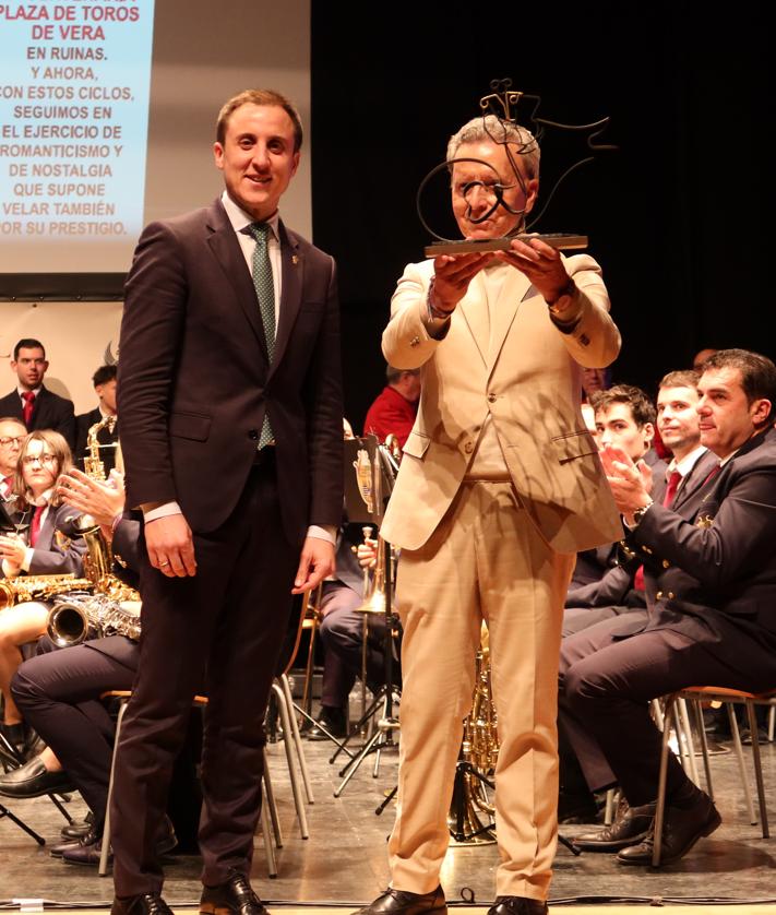 Imagen secundaria 2 - Vera homenajea al diestro cartagenero José Ortega Cano en su Semana Taurina
