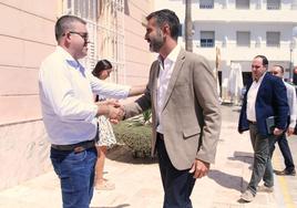 Ramón Fernández-Pacheco, durante una visita a Felipe Cayuela, alcalde de Carboneras.