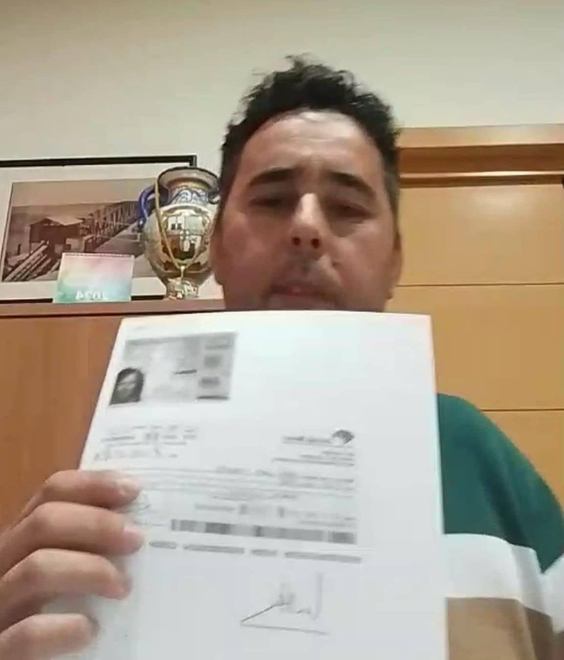 El teniente de alcalde de Garrucha, Álvaro Ramos, mostrando el DNI y datos personales de María López en las redes sociales.