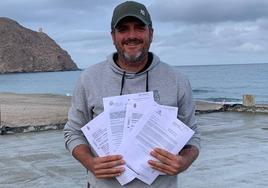 Juan Pedro Carmona, propietario del nuevo chiringuito, posa para IDEAL con los documentos en regla.