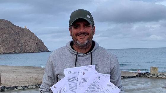 «Mi chiringuito es legal», dice el dueño del negocio que abre en Carboneras