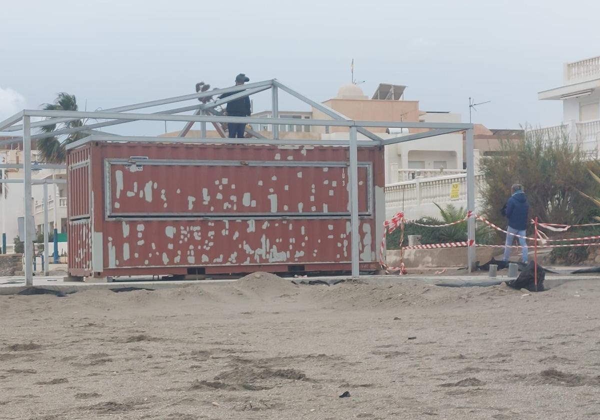 Imagen principal - Tamborada contra los chiringuitos en la playa del Lancón, el 'nuevo Algarrobico' en Carboneras