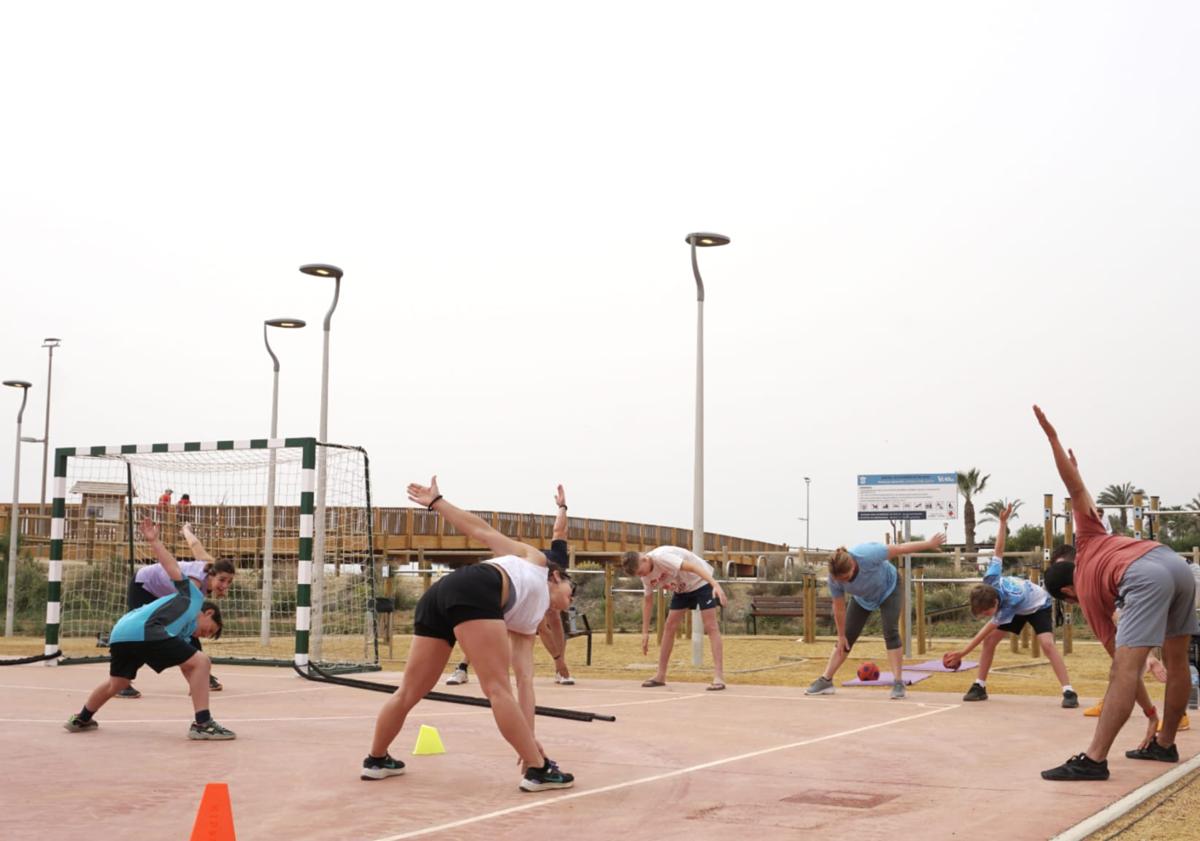 Imagen principal - Vera estrena un parque de ocio con calistenia y zona de mayores en la Charca del Gato