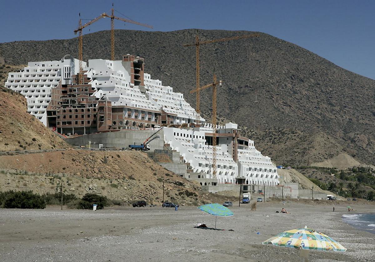 Hotel de El Algarrobico en el Parque Natural Cabo de Gata.