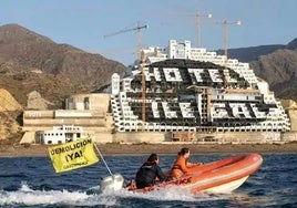 Acción de Greenpeace en una imagen de archivo para exigir que se derribe el hotel de El Algarrobico.