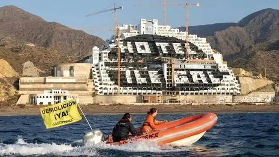 Greenpeace pide llevar a Carboneras a la Fiscalía por «desobediencia» al desatender los requerimientos de el Algarrobico