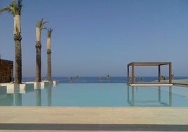 Vista de la piscina del Beach Club de la urbanización de Playa Macenas en Mojácar.