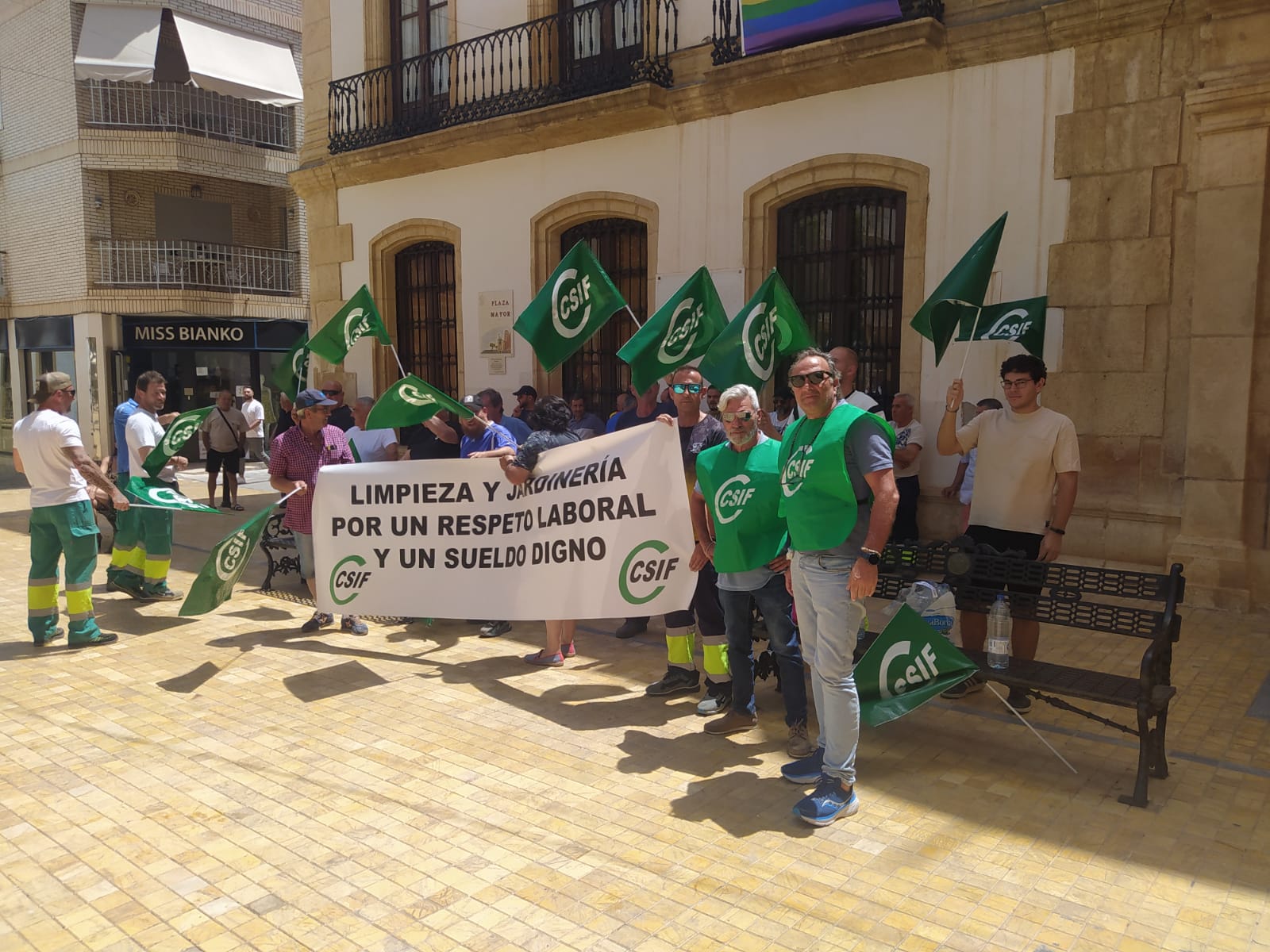 Trabajadores de limpieza viaria y de jardinería de Vera exigen una subida de sueldo, congelado desde 2018