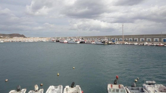 Un pesquero usado como patera se hunde en el puerto de Carboneras y derrama su combustible en las dársenas