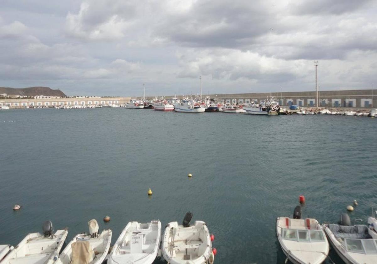 Un pesquero usado como patera se hunde en el puerto de Carboneras y derrama su combustible en las dársenas