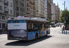 Un autobús por la Gran Vía de Madrid.