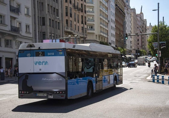 Un autobús por la Gran Vía de Madrid.