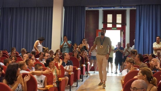 Agustín Casado celebra el bronce olímpico junto a sus vecinos de Carboneras