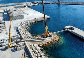 La conexión del duque de alba al Muelle de Ribera en el puerto de Carboneras, en la recta final