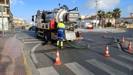 Más de 750 kilos de residuos extraídos de los imbornales de Garrucha en lo que va de mes