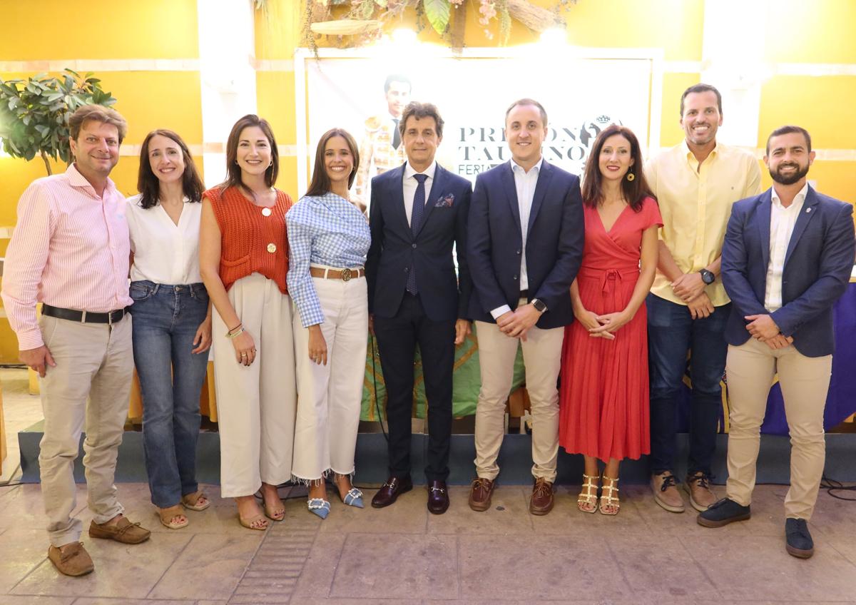 Imagen secundaria 1 - El diestro almeriense Ruiz Manuel vuelve a salir por la puerta grande en Vera con su pregón taurino de la Feria de San Cleofás