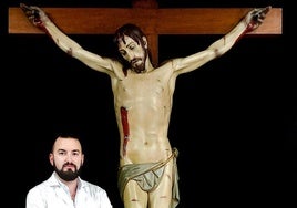 Jesús Latorre posa con el Cristo de la Sangre, de Huércal Overa, de la Hermandad de los Blancos.