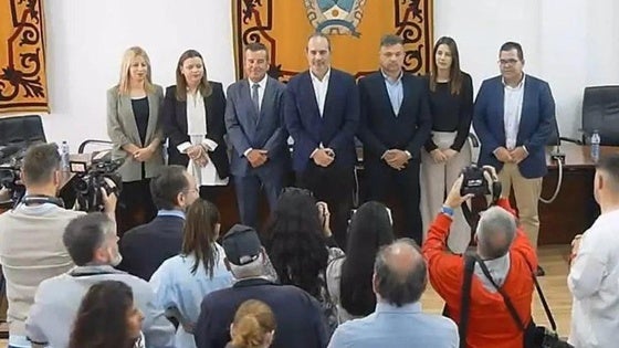 El alcalde de Carboneras, Salvador Hernández, asigna áreas a tres concejales del PP